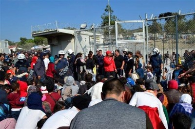 الأمم المتحدة  تدعو السلطات اليونانية على تعزيز دعم اللاجئين والإسراع في نقل طالبي اللجوء إلى البر اليوناني