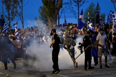 اشتباكات عنيفة بين الشرطة ومتظاهرين قوميين بمدينة سالونيكى اليونانية