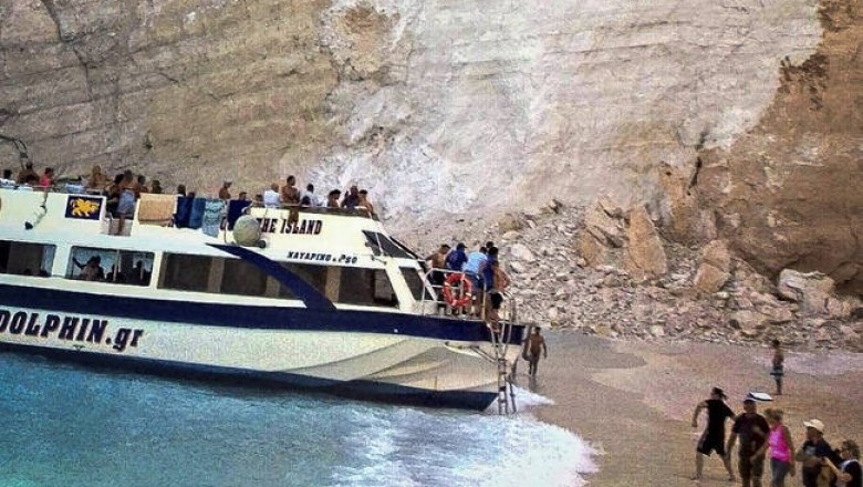 انهيار جبلي على شاطئ زاكينثوس  تسبب بإلاطاحة بالسفن الصغيرة.وإصابت سبعة أشخاص