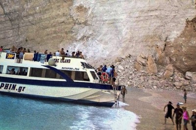 انهيار جبلي على شاطئ زاكينثوس  تسبب بإلاطاحة بالسفن الصغيرة.وإصابت سبعة أشخاص