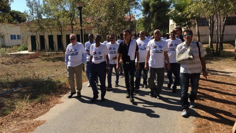 سفير السودان باليونان السيد عبد الله محمد عثمان ومتطوعين من الجالية السودانية يعبرون عن تضامنهم مع ضحايا حرائق  ماتي بمناسبة مرور شهرين